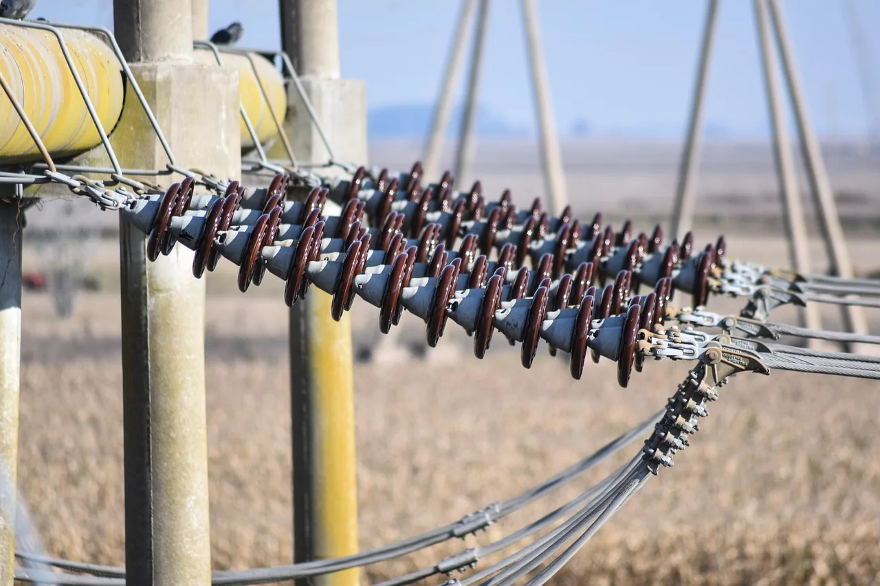 Aisladores de alta tensión en una instalación.