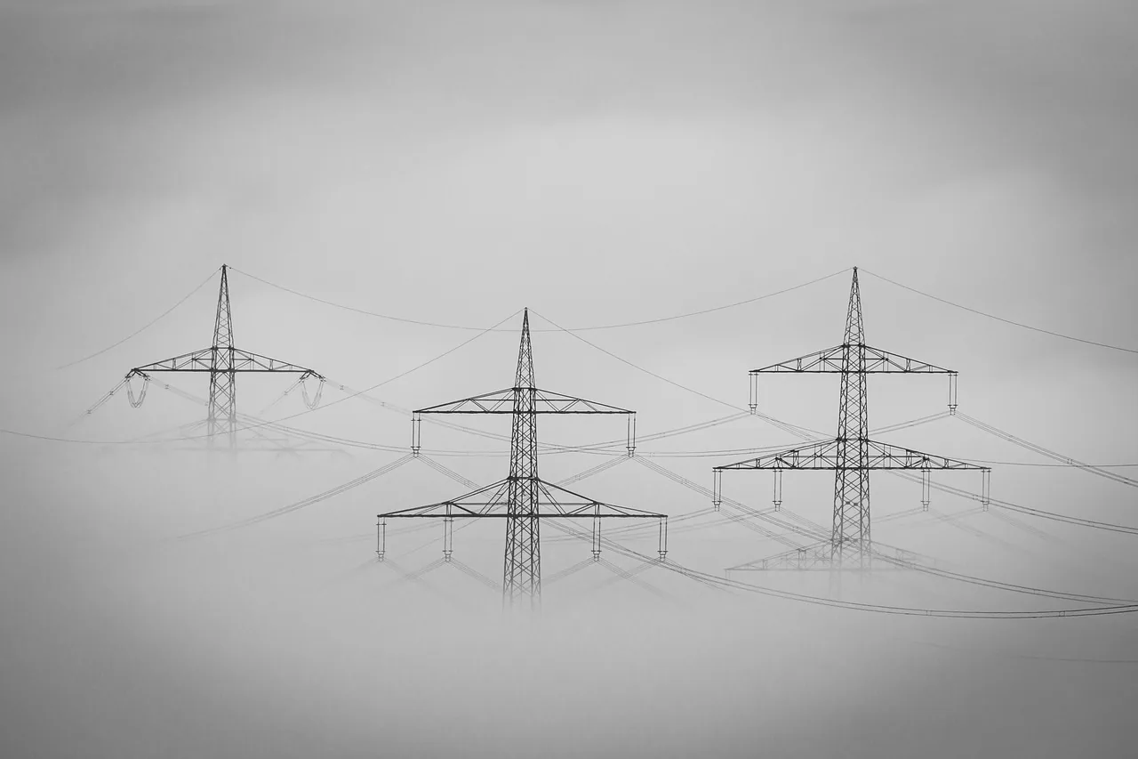 Líneas de transmisión entre la niebla.